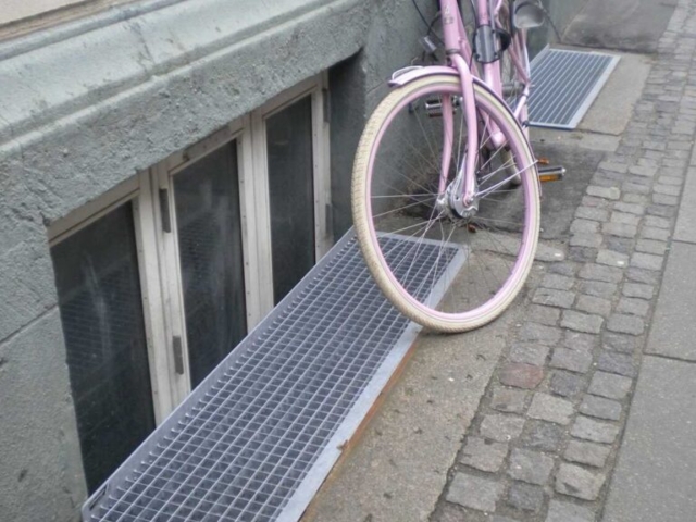 cykel som holder op af ventilationsrist